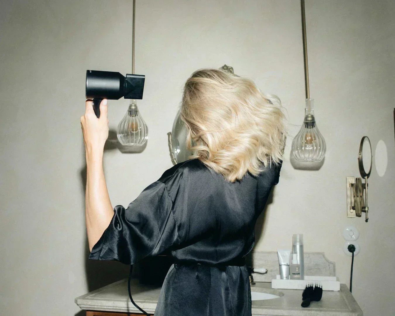 Haare richtig föhnen: Tipps fĂŒr glĂ€nzendes und gesundes Haar