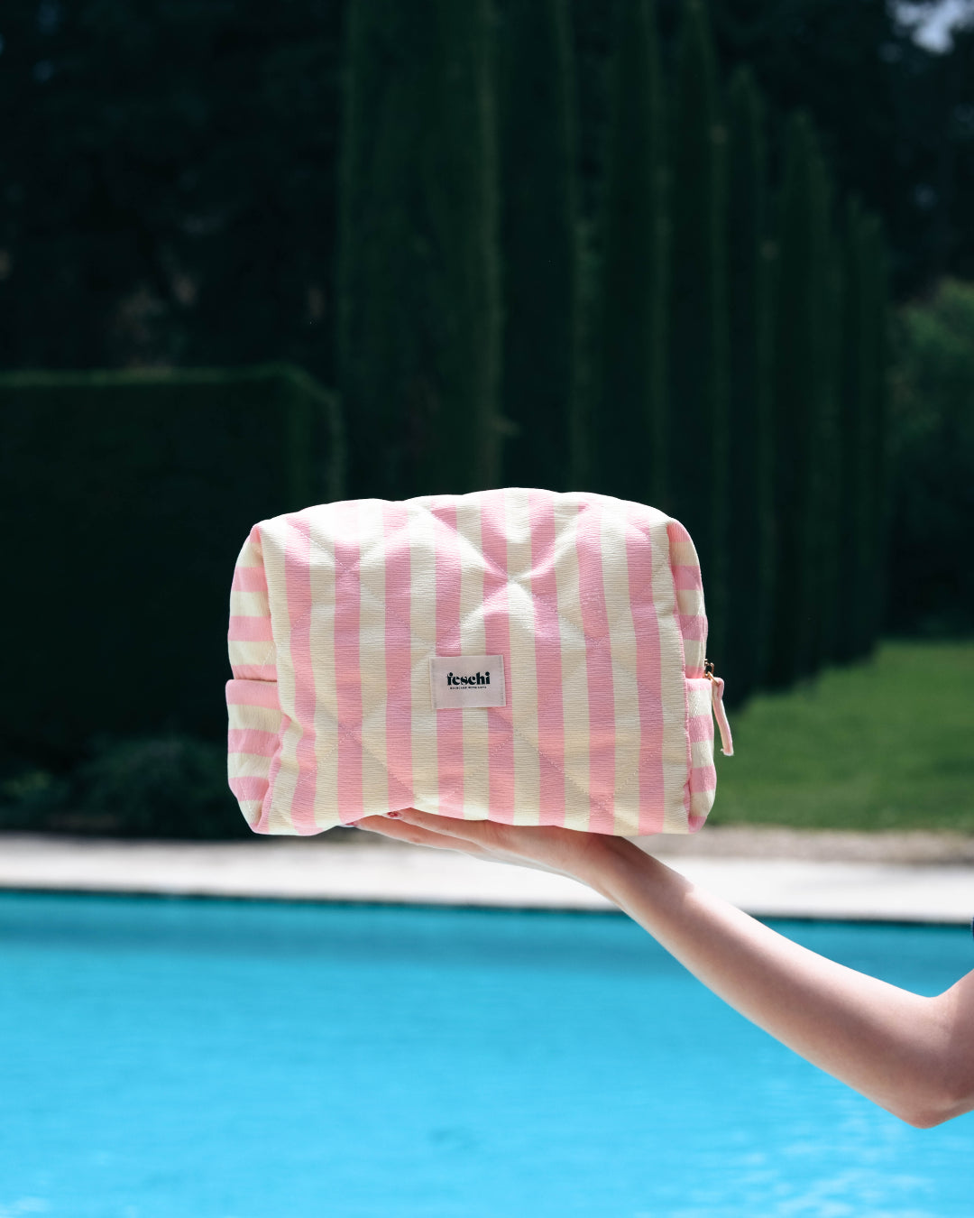 Pink-gelb gestreifte Kosmetiktasche von feschi am Poolrand