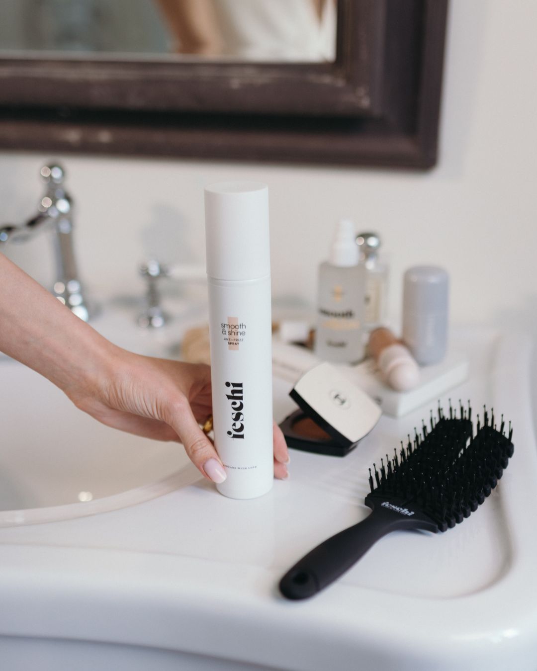 Waschbecken mit verschiedenen Beauty-Produkten, unter anderem von feschi