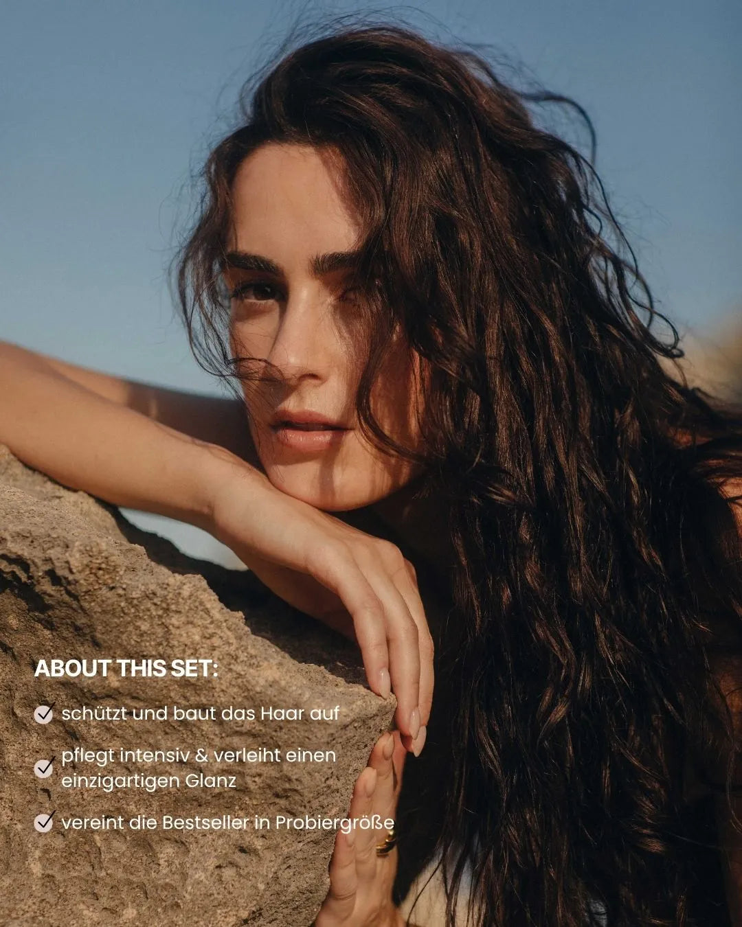 Frauenkopf lehnt an einem Stein, darunter eine schriftliche Auflistung mit Fakten zum feschi Bestseller Probier-Set