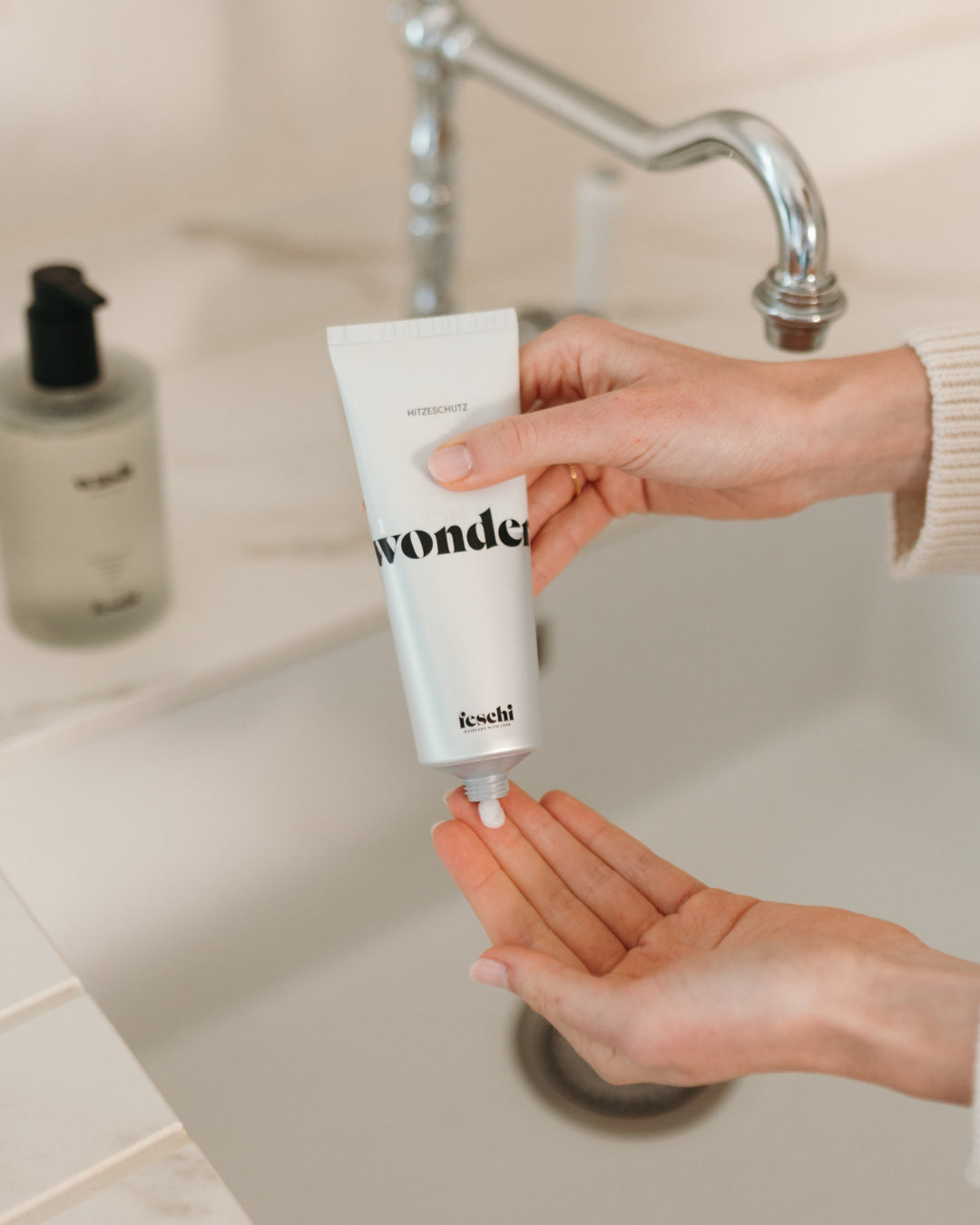 Der feschi Hitzeschutz wird im Waschbecken in Hand gegeben