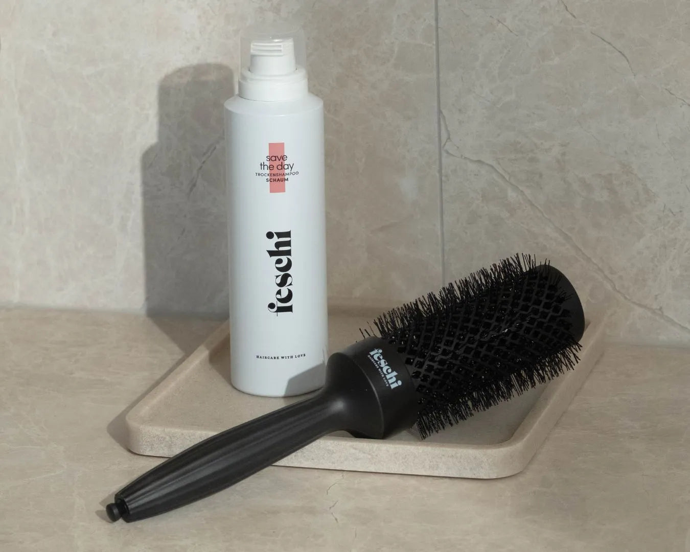 Trockenshampoo Schaum und RundbĂŒrste von feschi