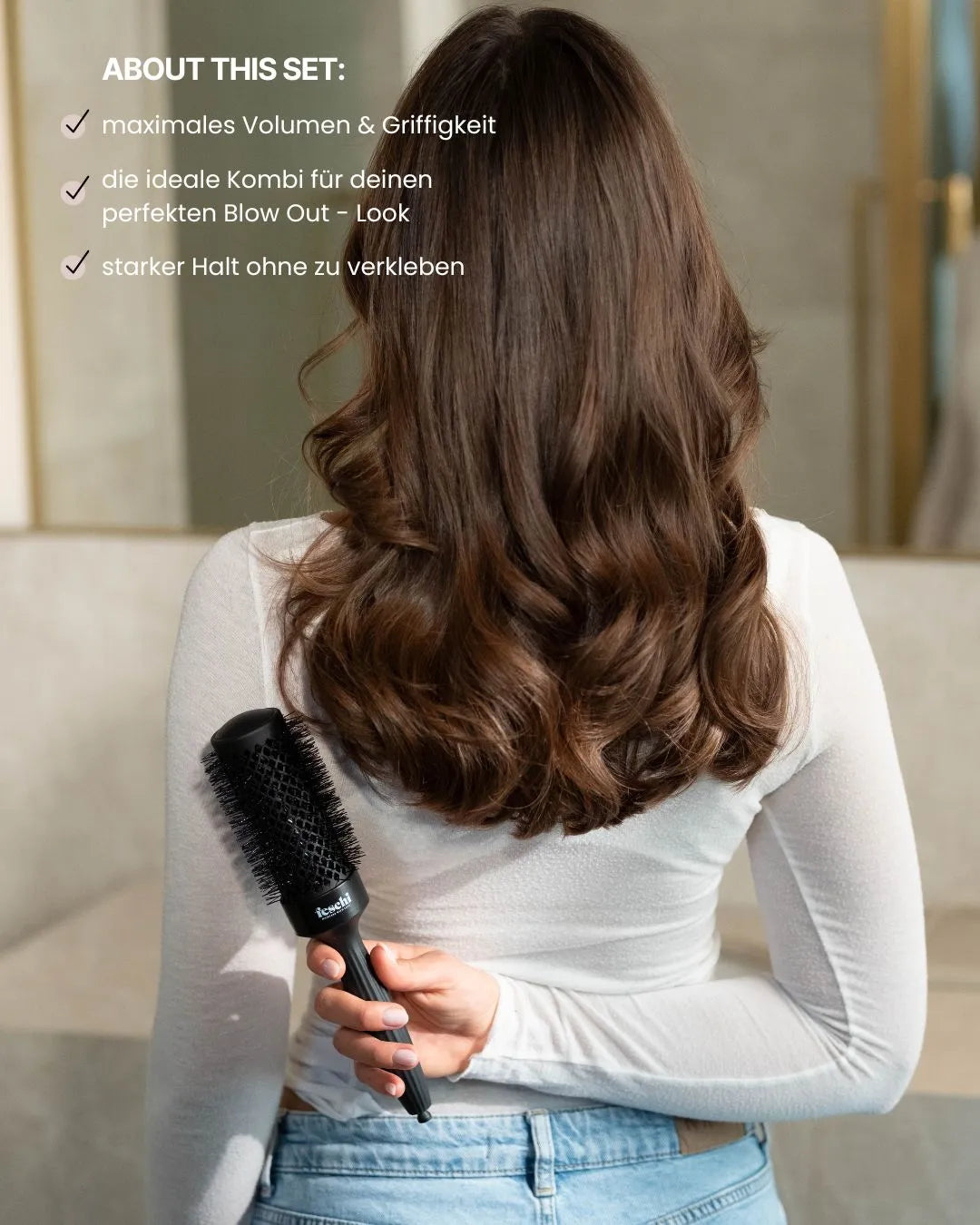 Frau von hinten, die die feschi Rundbürste in der Hand hält - Vorteile des Sets sind zu lesen