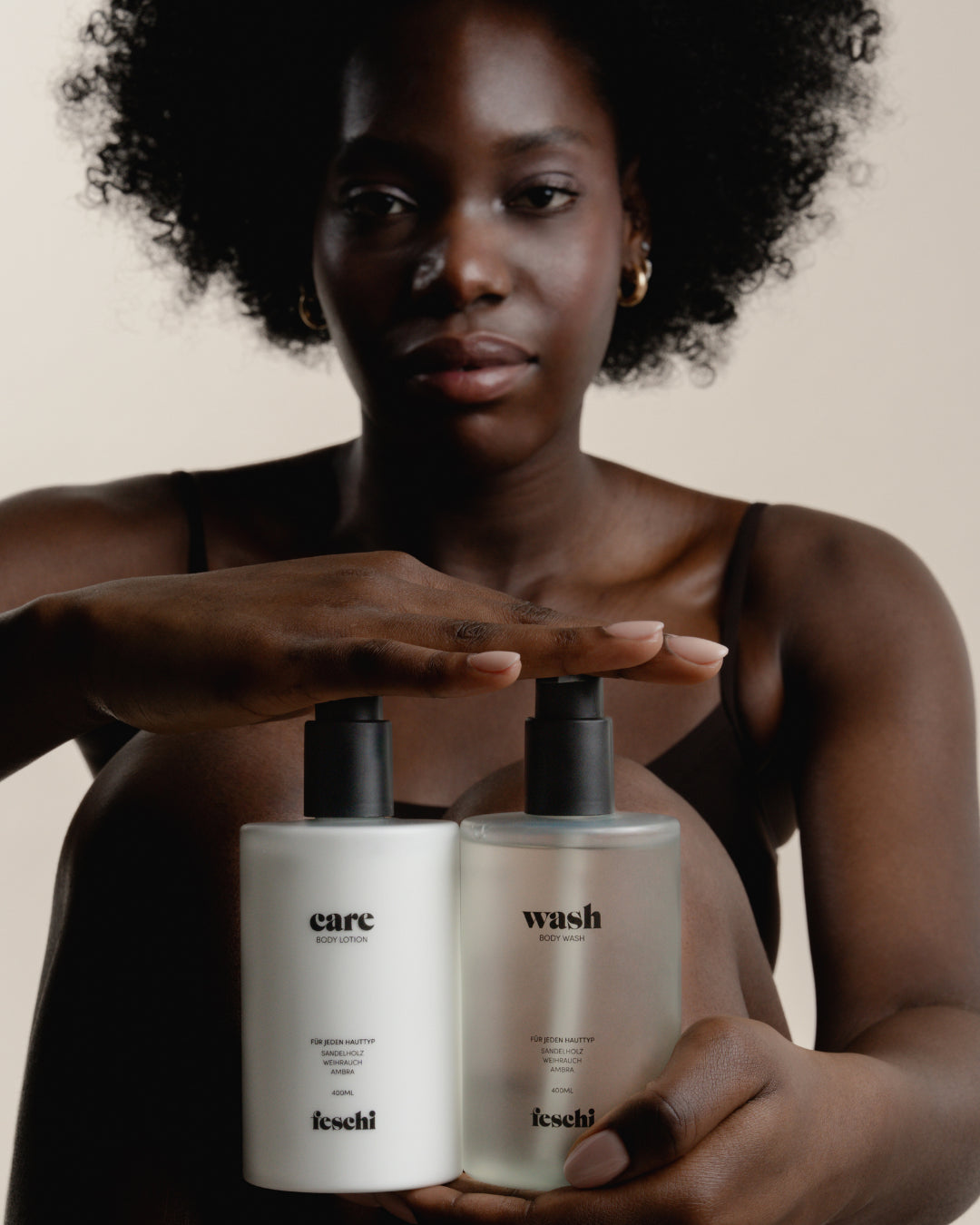 Frau hält Body Lotion und Body Wash von feschi vor ihrem Körper