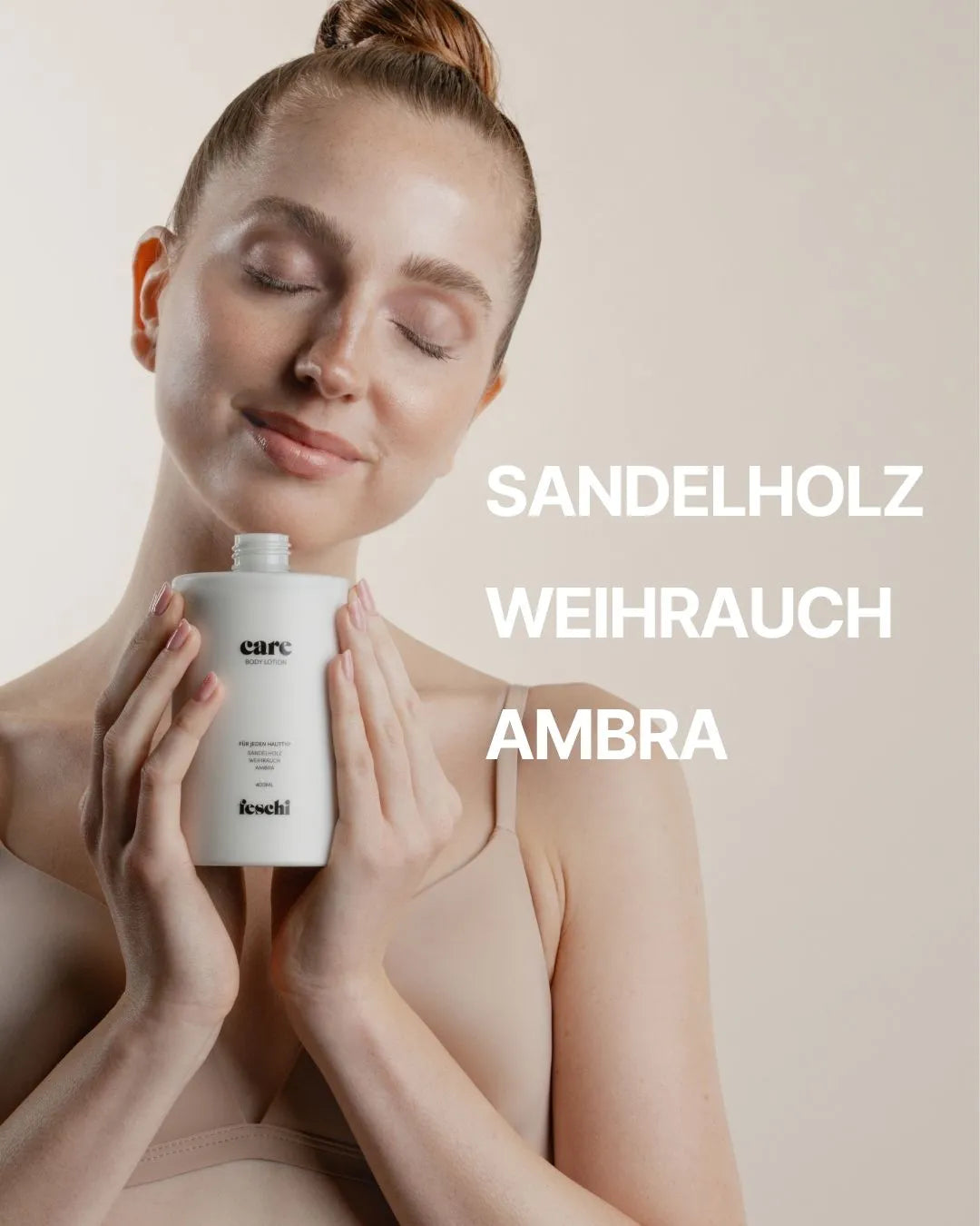 Frau genießt den Duft der feschi Body Lotion - Sandelholz, Weihrauch und Ambra für ein luxuriöses Pflegeerlebnis.