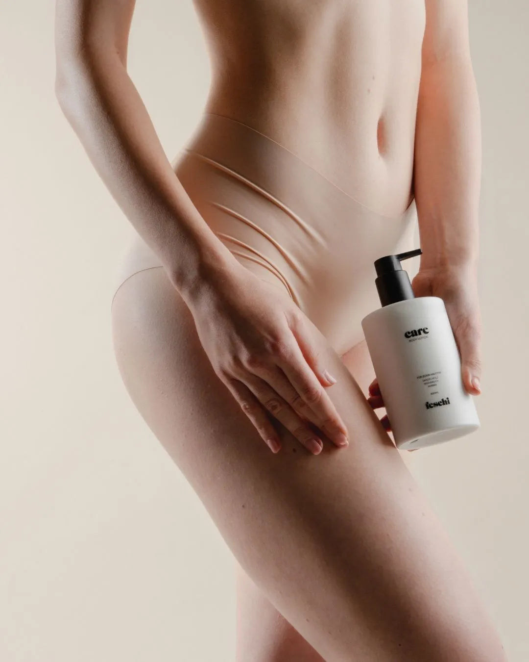 Frau trägt feschi Body Lotion auf die Beine auf - gepflegte Haut mit samtigem Finish.