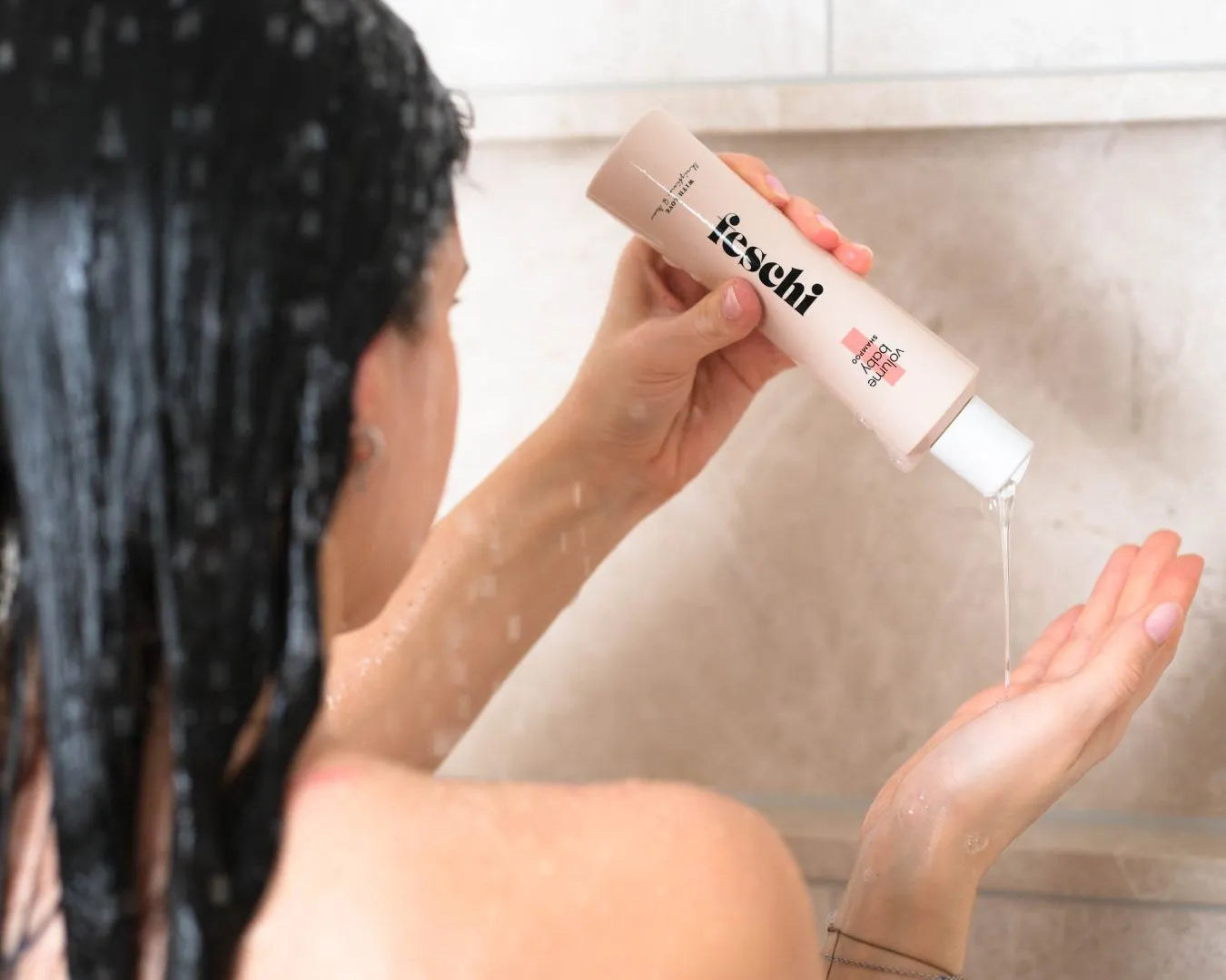 Volumen Shampoo Anwendung in Dusche