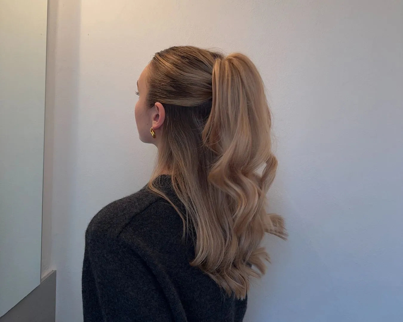 Blonde Frau mit festlicher Frisur
