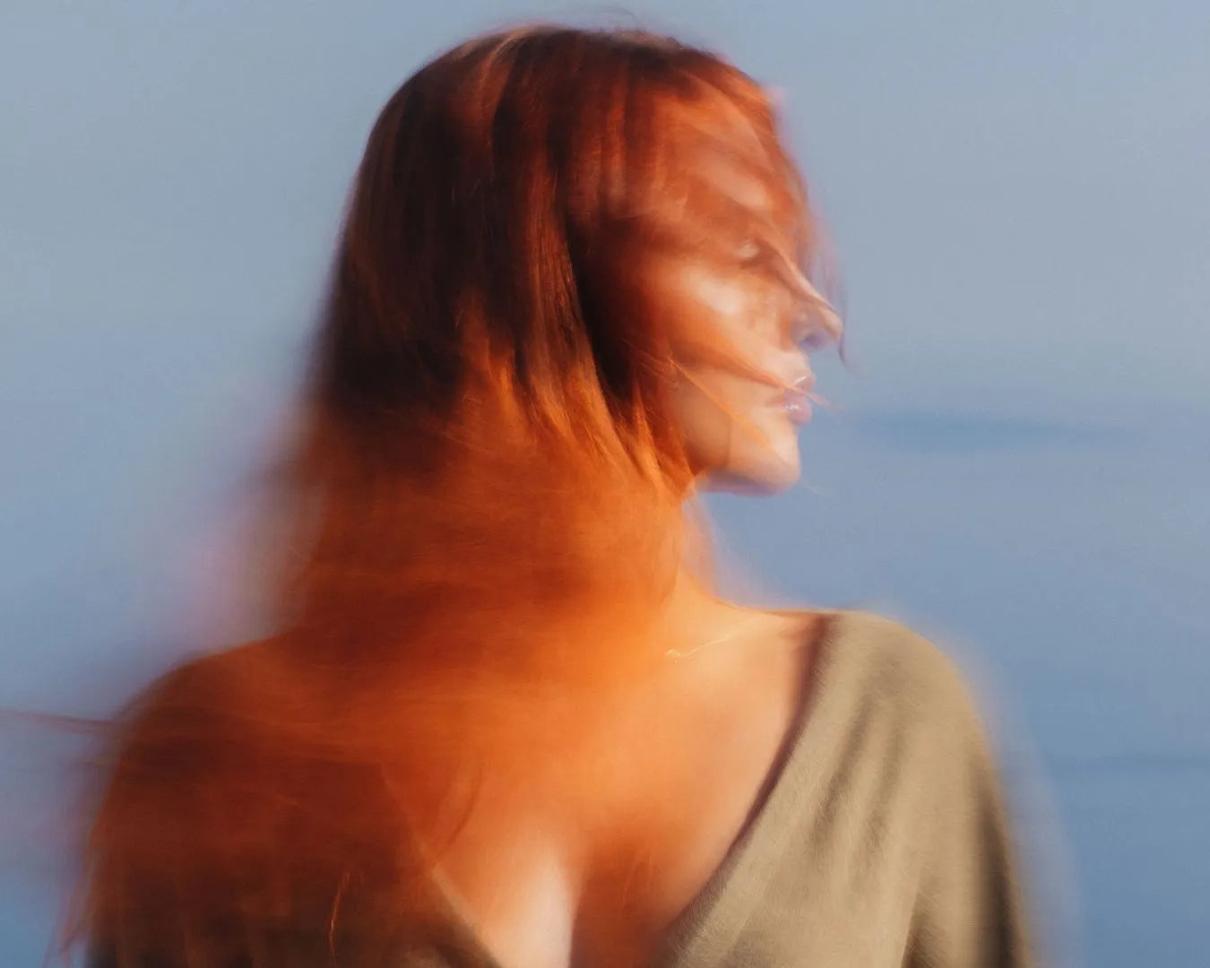 Verschwommenes Bild von einer Frau mit roten Haaren
