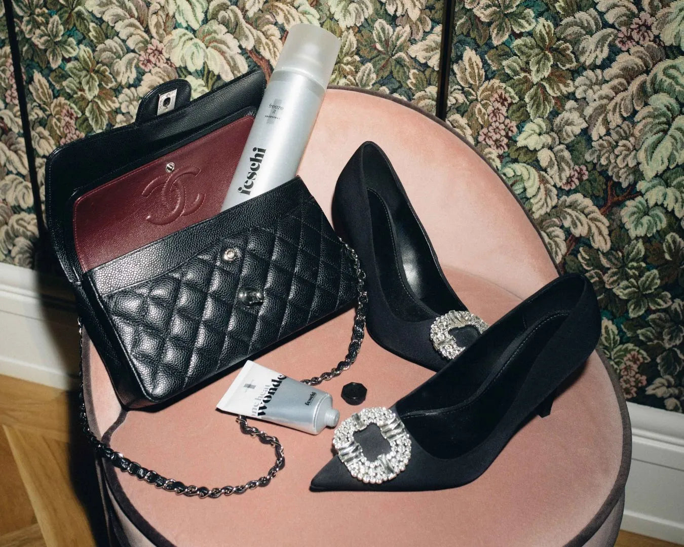 Samthocker mit zwei feschi Produkten, Tasche und Pumps