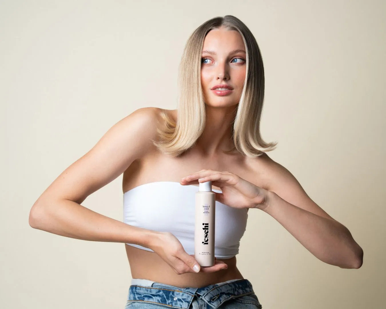Frau mit blonden Haaren hält feschi Silber Shampoo on der Hand