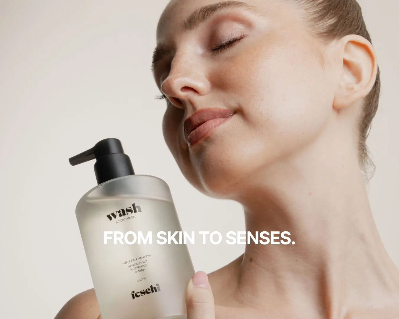 Frau hält Body Wash von feschi in der Hand und hat augen geschlossen