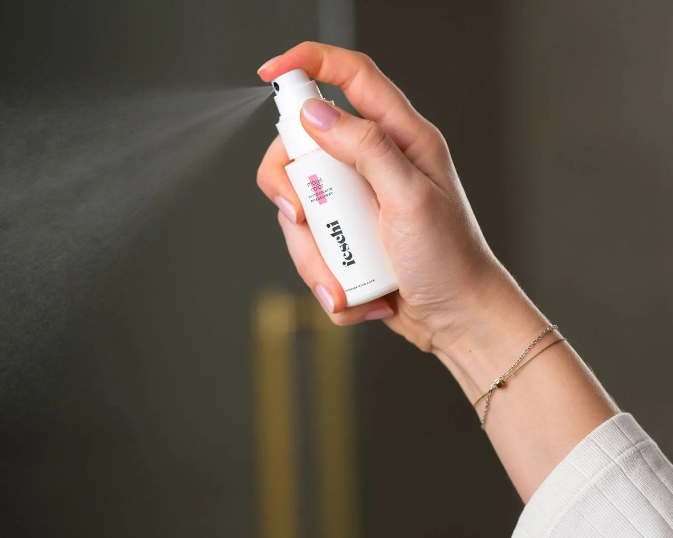 Pflegespray von feschi wird gesprüht
