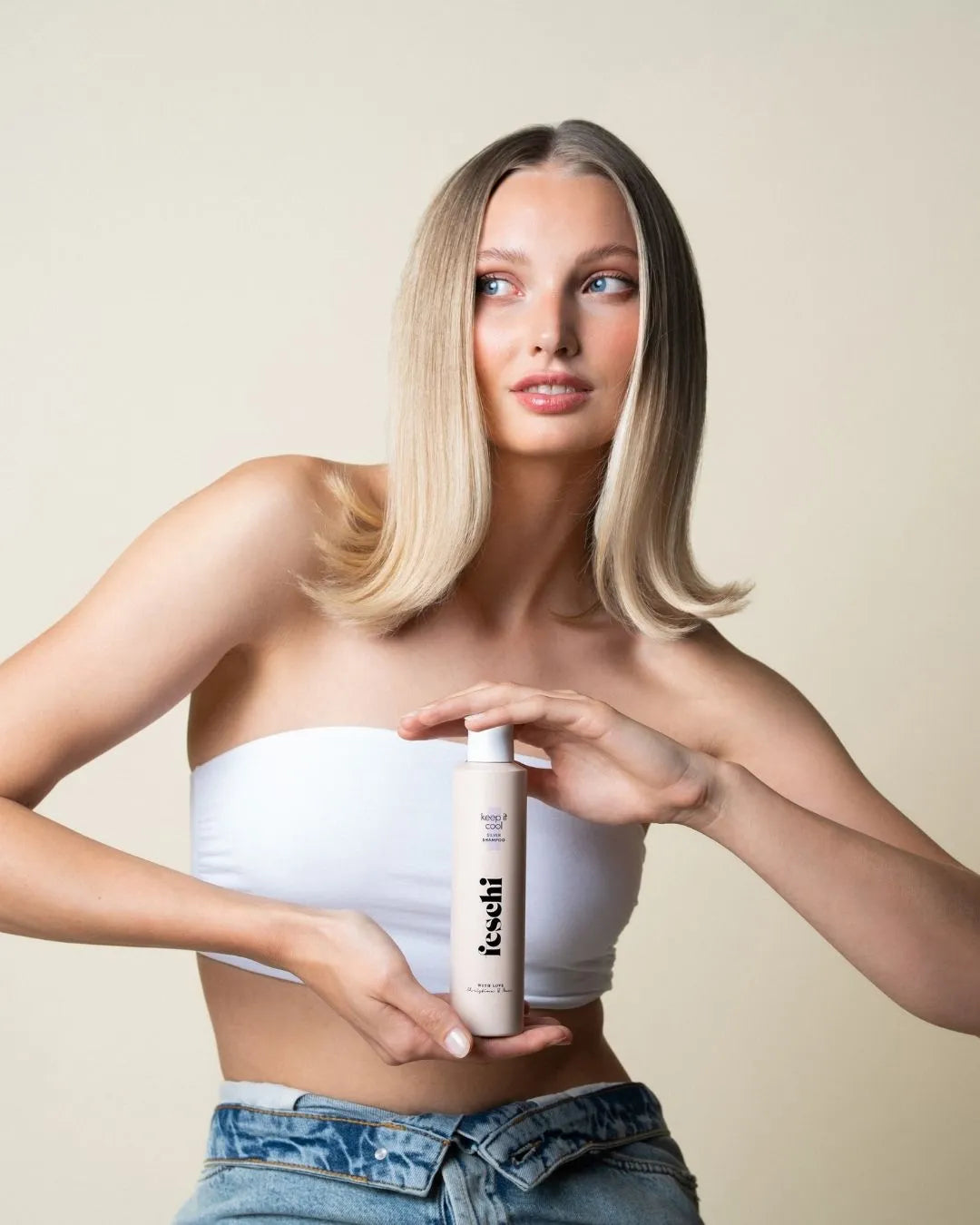 Anwendung des feschi Keep It Cool Silber Shampoos mit violetten Pigmenten