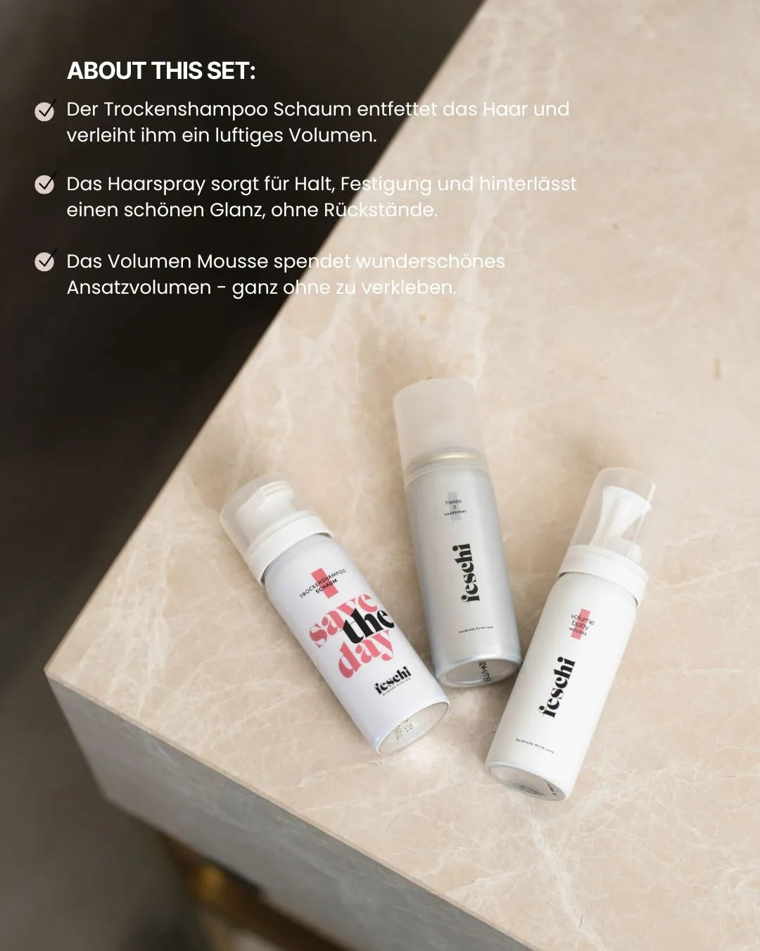 Flatlay von drei Styling Produkten von feschi in Reisegröße und die Vorteile der Produkte