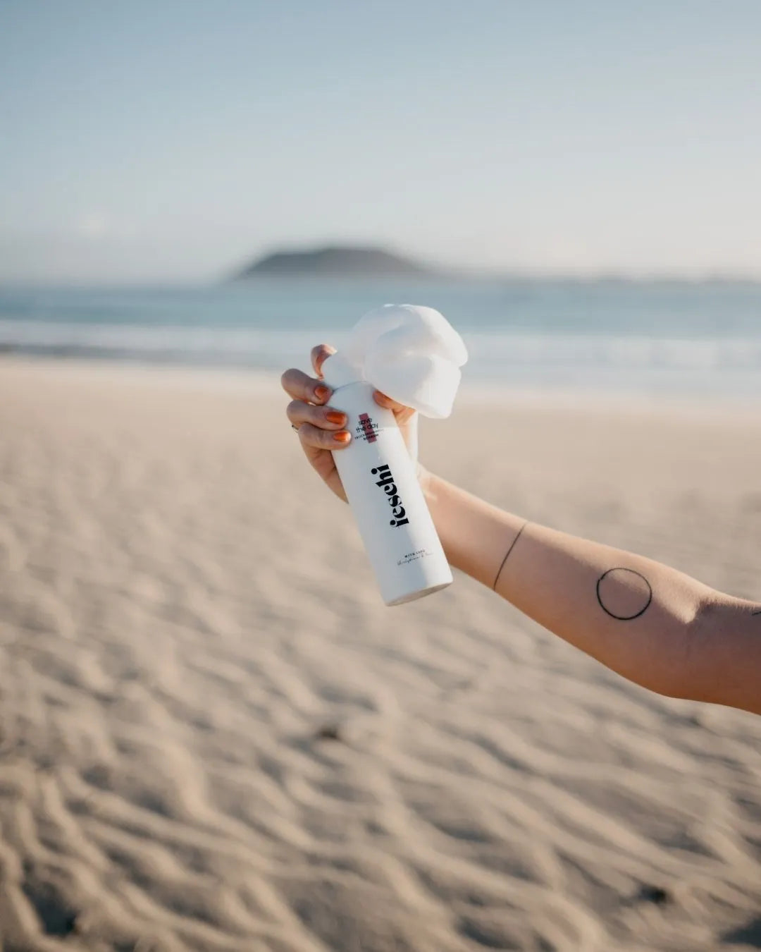 Erfrischendes Haarstyling mit dem feschi Save the Day Trockenshampoo Schaum am Morgen.