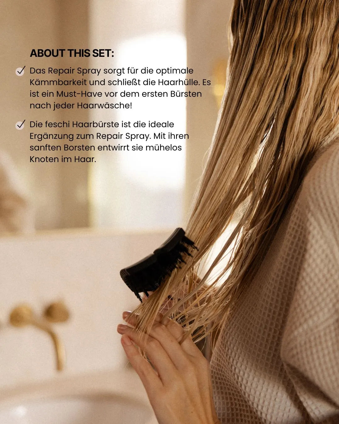 Blonde Frau bürstet sich die nassen Haare und auf dem Bild ist noch Text zu einem Haarpflege Set von feschi zu lesen