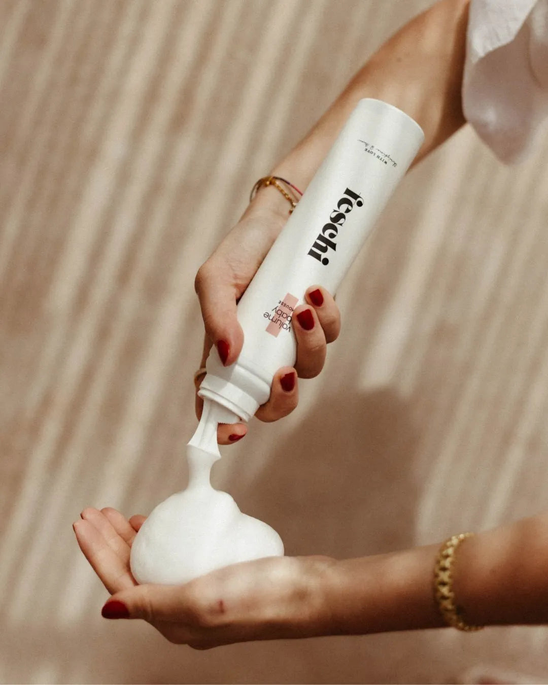 feschi Volumen Mousse wird in Hand gedrückt sodass eine großer Schaumball entsteht