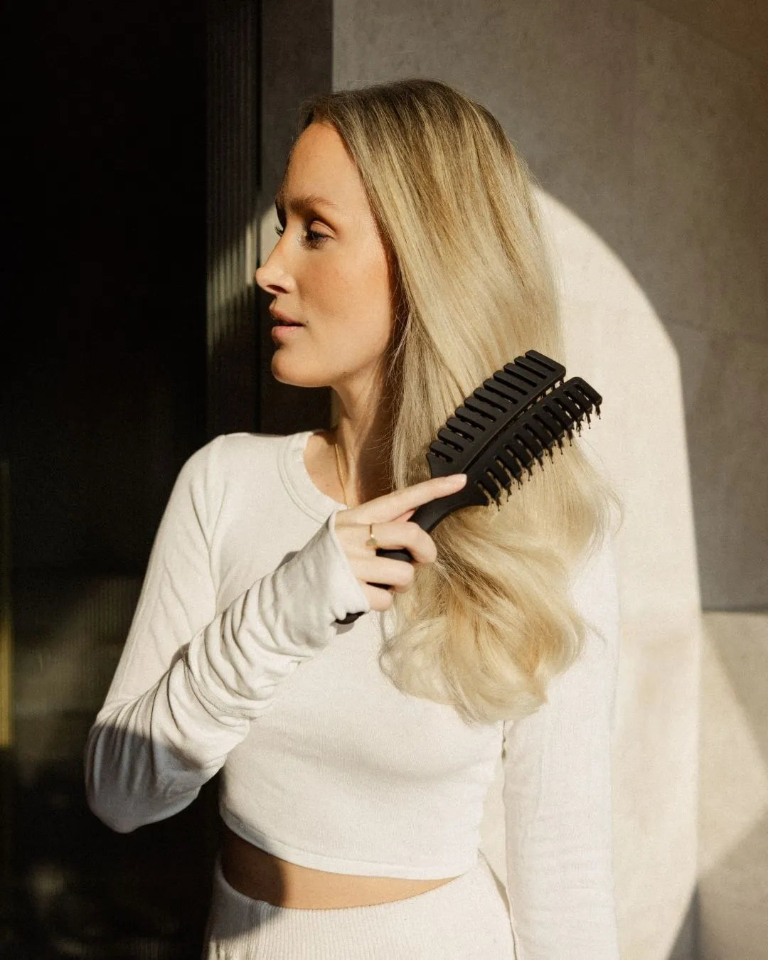 feschi Entwirrbürste fährt durch perfekt gekämmtes Haar