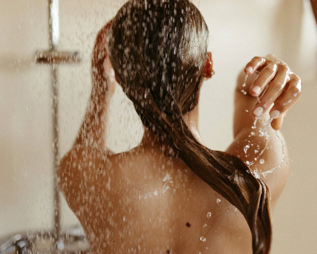 Haare richtig waschen: So geht’s!