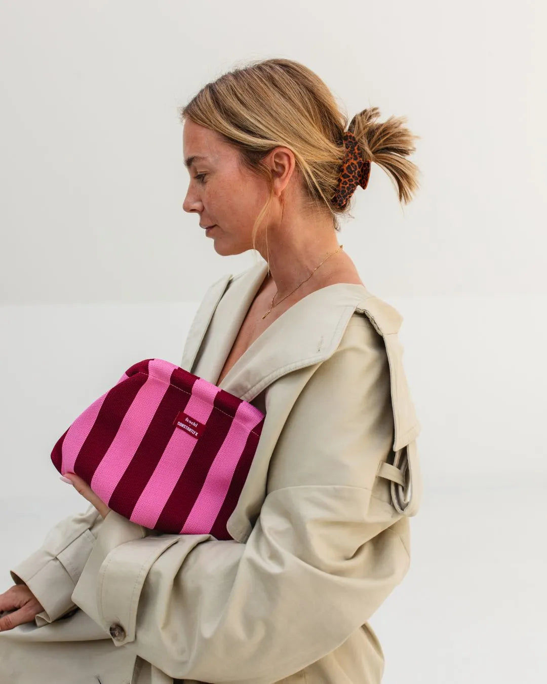 Karin Teigl von constantly_k mit feschi Clutch und Leo-Haarspange im Haar