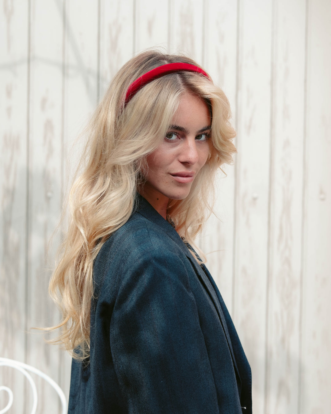 Frau mit blonden Haaren und rotem Haarreifen von feschi
