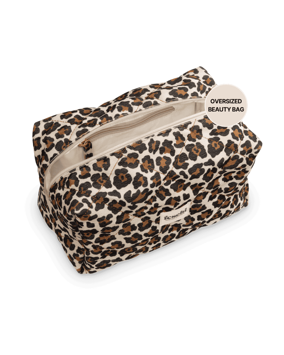 Schräge Produktfotografie von der Leopard Bag von feschi in der Größe "Oversized"