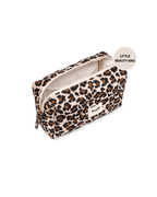 Schräge Produktfotografie von der Leopard Bag von feschi in der Größe "Little"