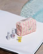 Eine Liege am Pool, wo feschi Produkte aufgelegt sind