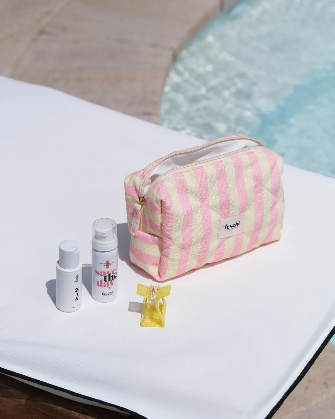 Eine Liege am Pool, wo feschi Produkte aufgelegt sind