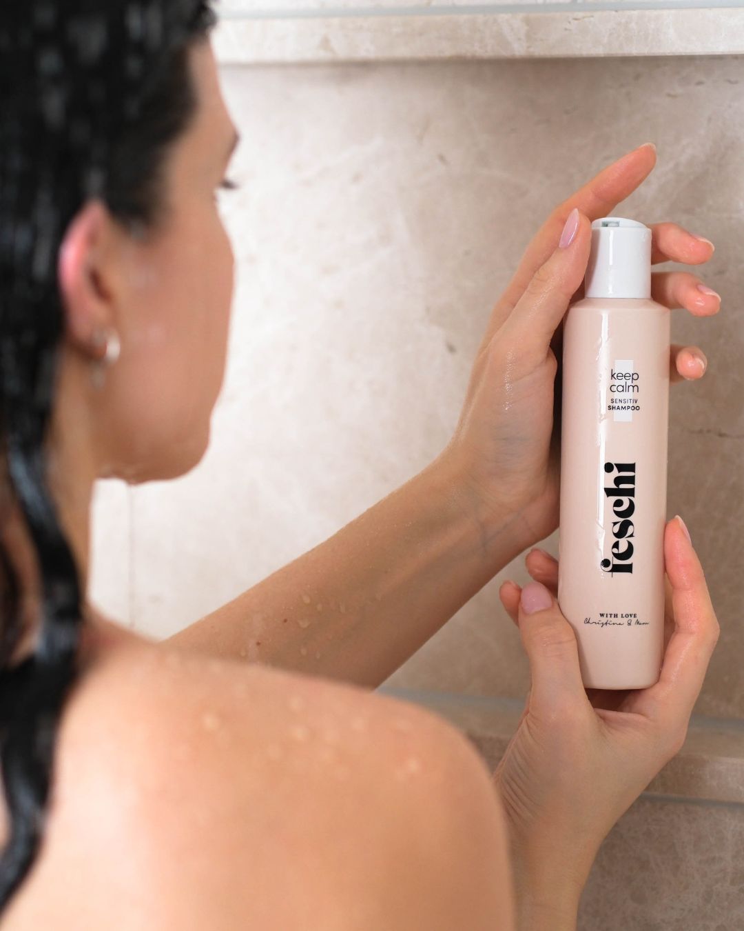 frau hält keep calm sensitiv shampoo von feschi in den händen