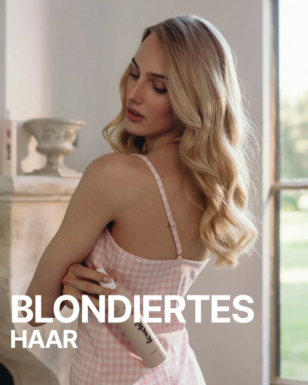 blondes Model mit kariertem Kleid zeigt ihre schönen Locken und hält feschi Produkt in der Hand