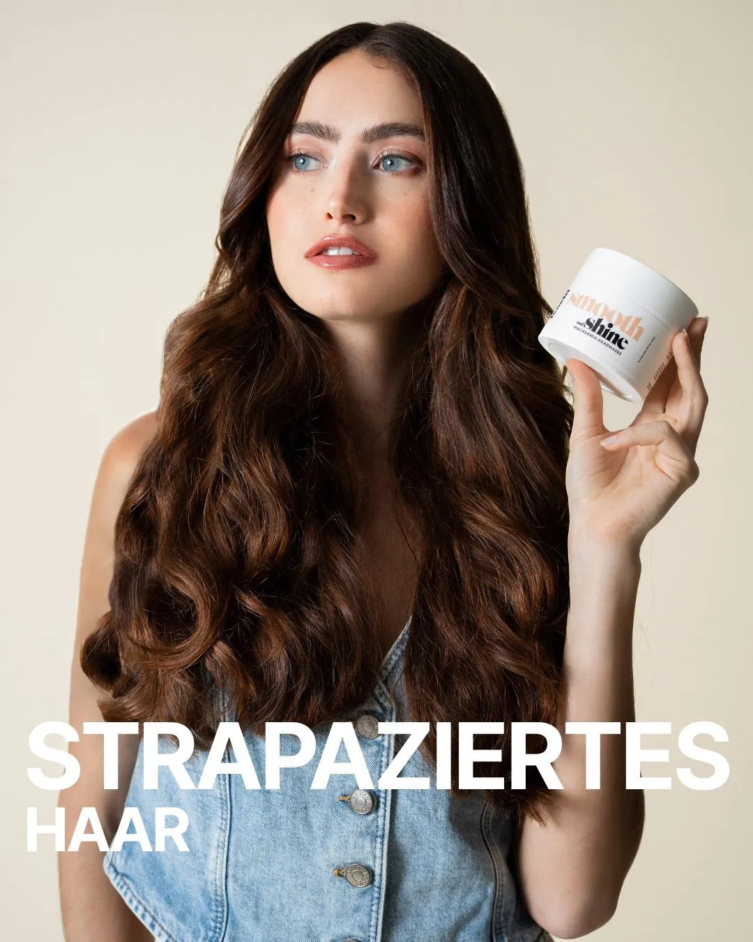 Frau mit sehr langem, welligen Haar posiert für die Kamera und hält die feschi smooth & shine Maske in ihrer Hand