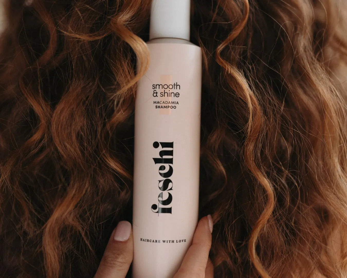 Bild mit braunen Locken und dem feschi Smooth & Shine Shampoo