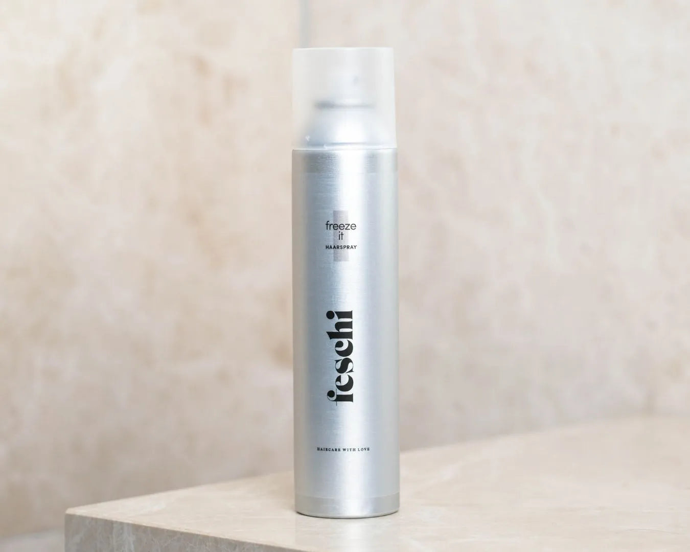 feschi Haarspray steht in Badezimmer