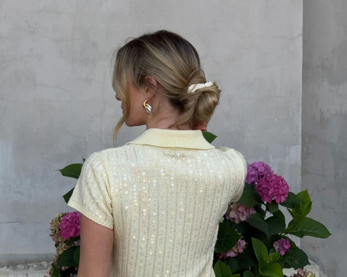 Frau mit Messy Bun und Seiden Haargummi von feschi blickt auf die linke Seite