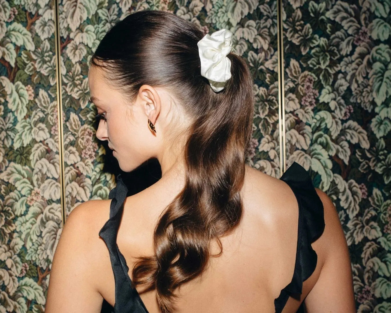 Frau mit Sleek Look und Seidenscrunchie von hinten