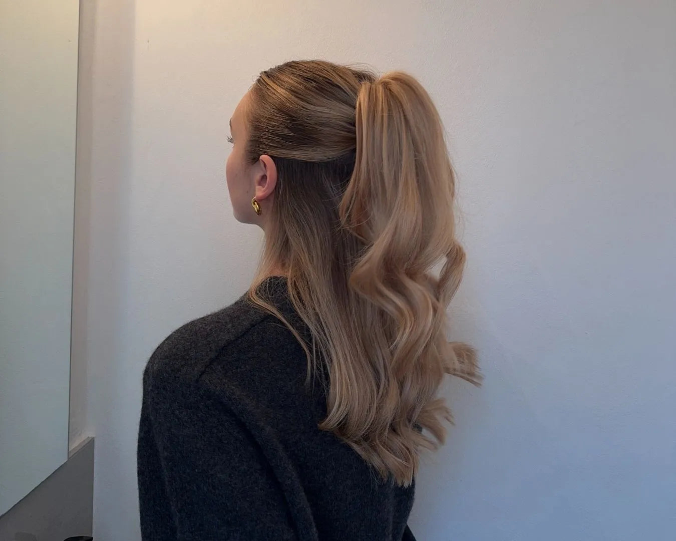 Frau mit Frisuren Inspo für Weihnachten