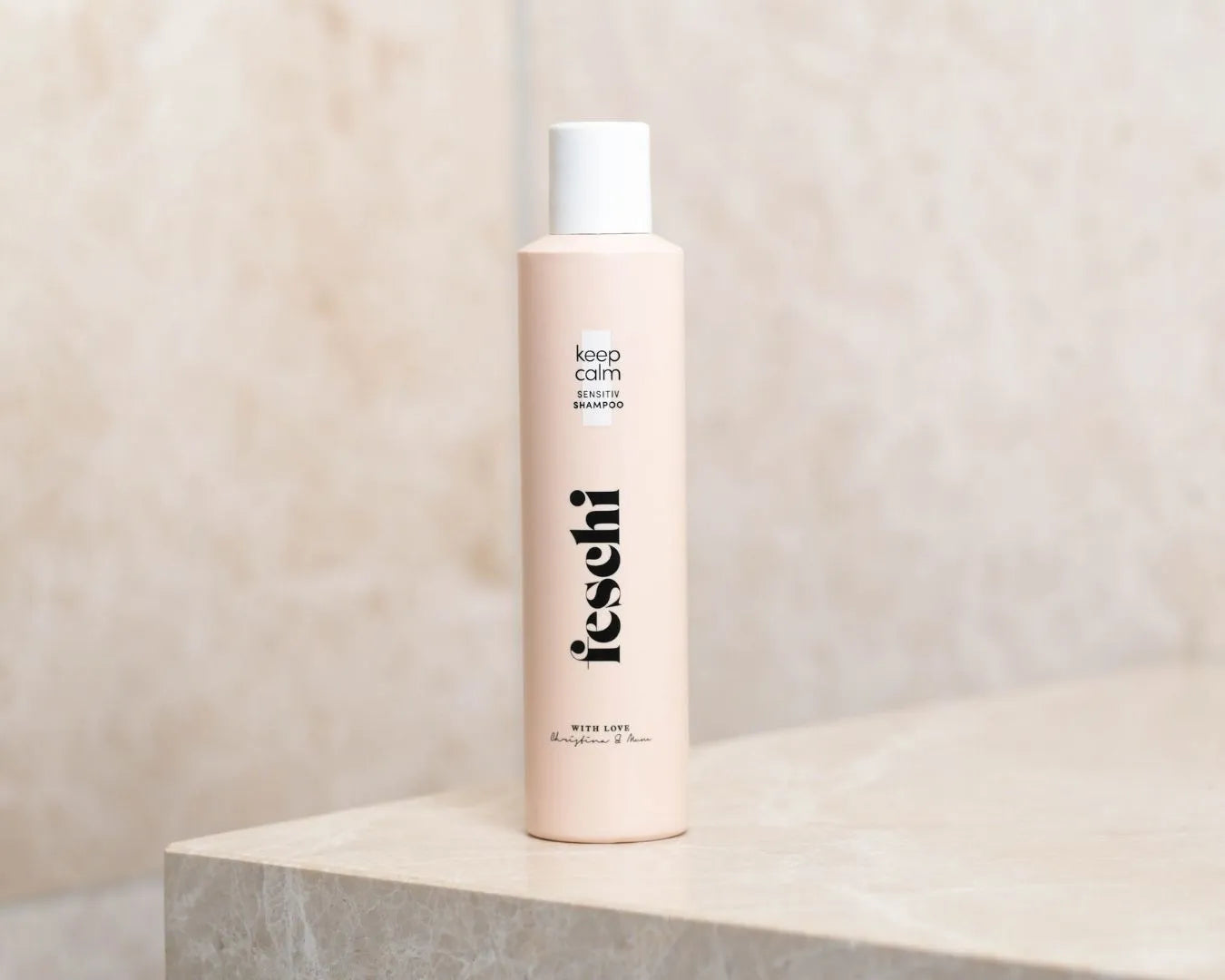 feschi Sensitiv Shampoo steht auf Waschbecken