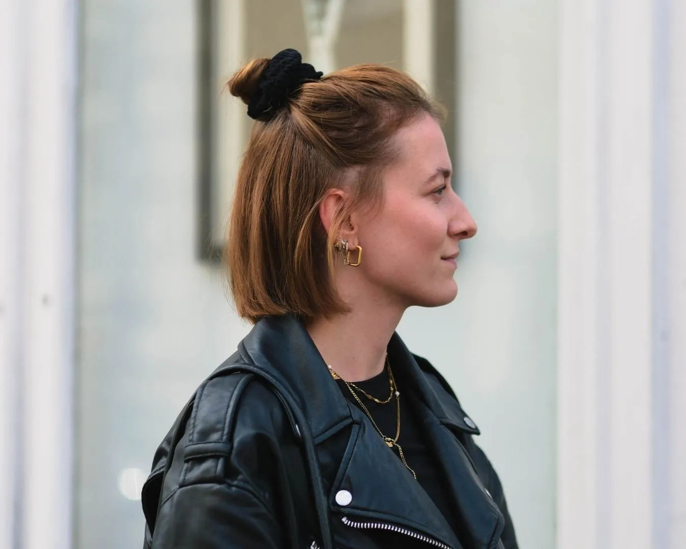 Frau mit Half Bun 