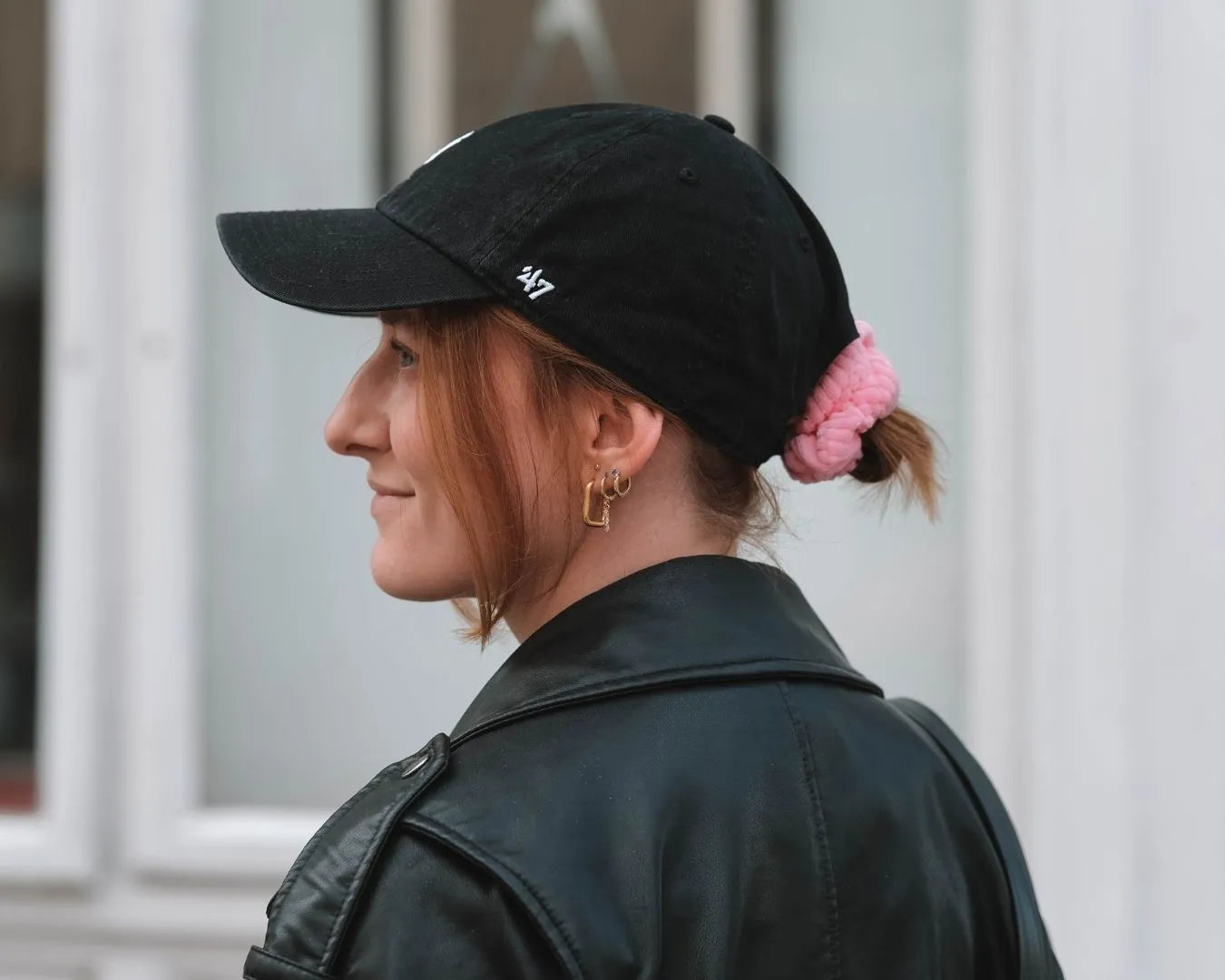 Streetstyle Look mit pinkem Scrunchie und schwarze Cappie