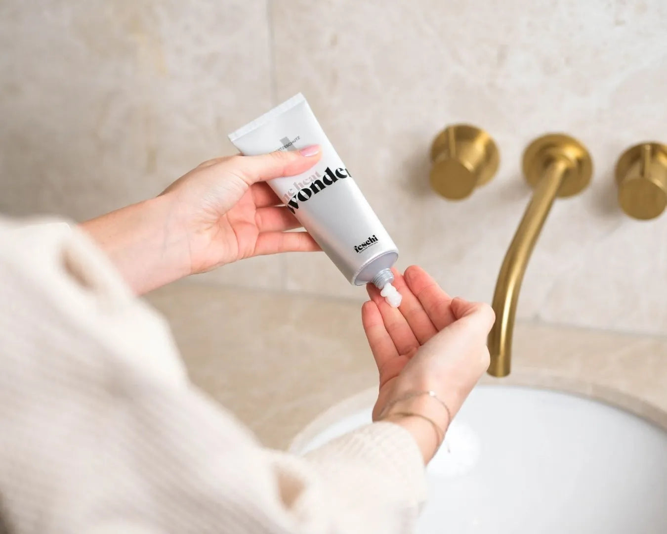 Zwei weibliche Hände, eine Hand drückt den one heat wonder – Hitzeschutz von feschi auf die andere