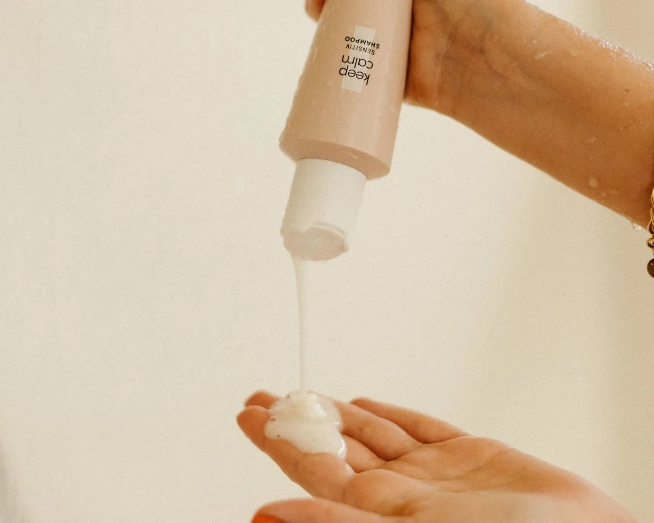 Eine Hand drückt Produkt aus dem feschi Keep Calm Shampoo in die andere Hand