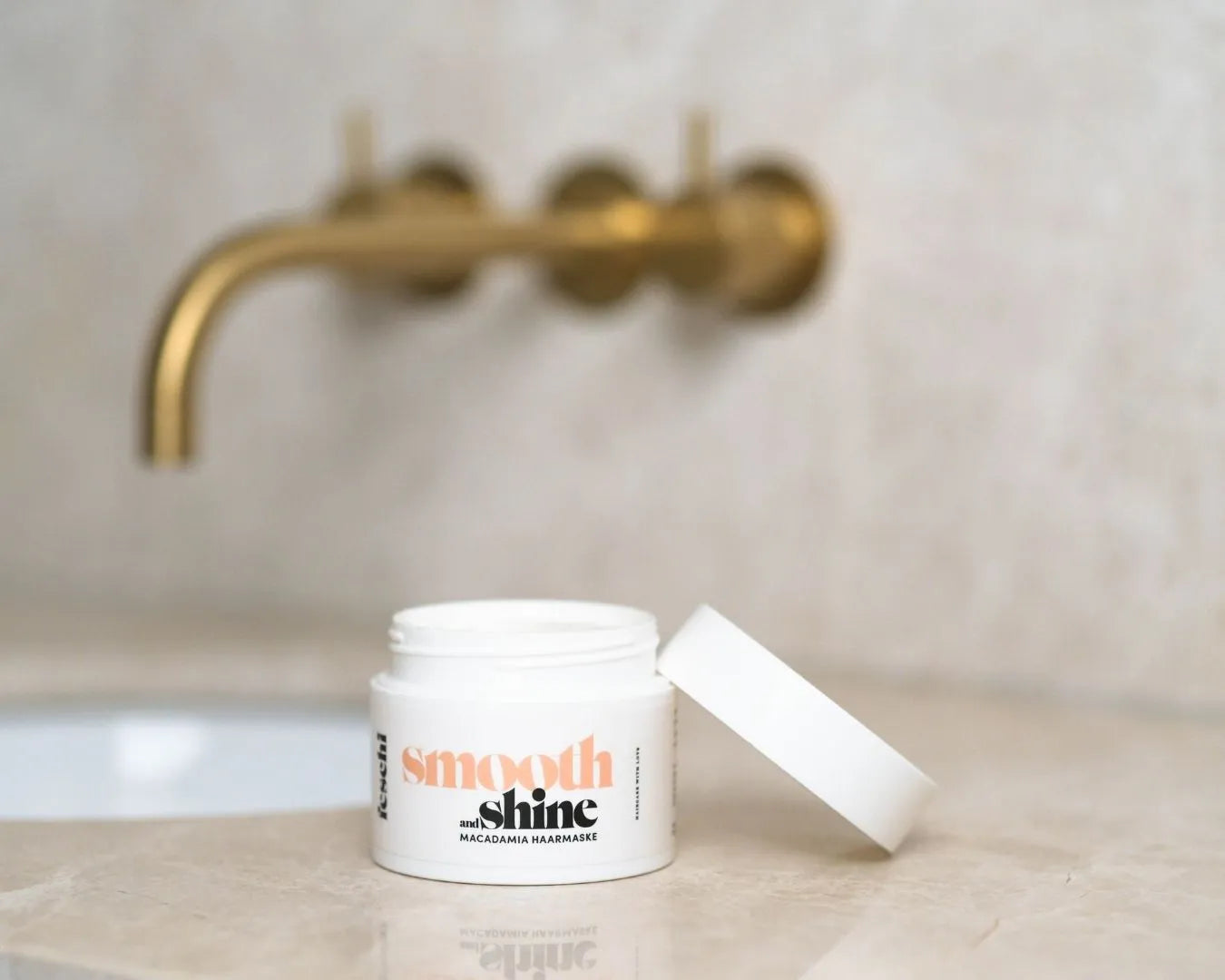 Produktbild der feschi Smooth & Shine Maske, stehend im Badezimmer.