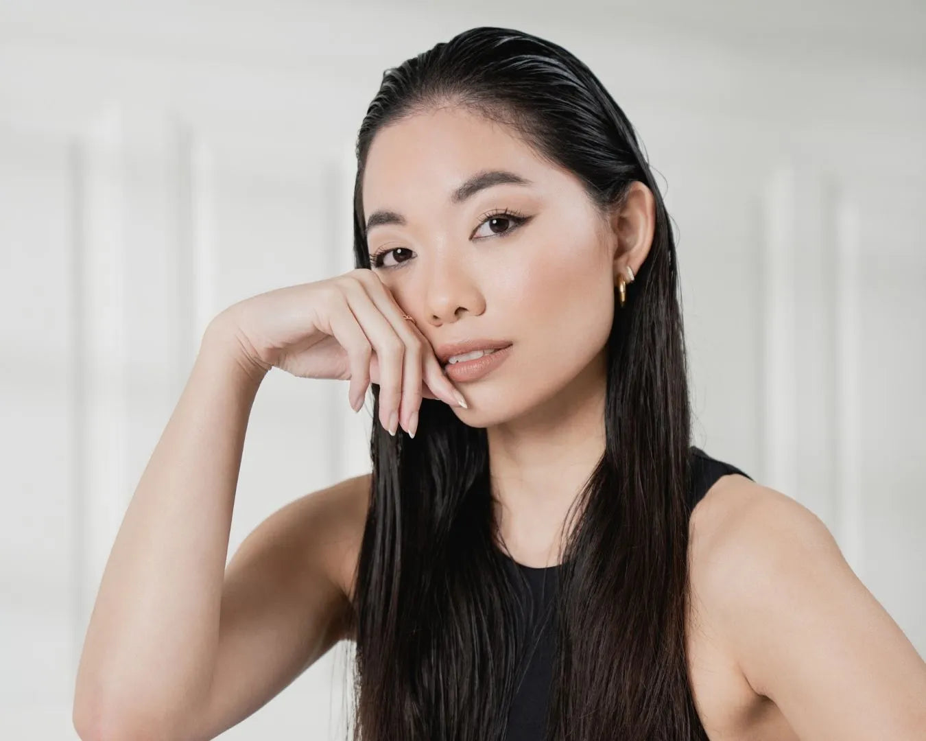 Frau mit Wet Look Hairtyle