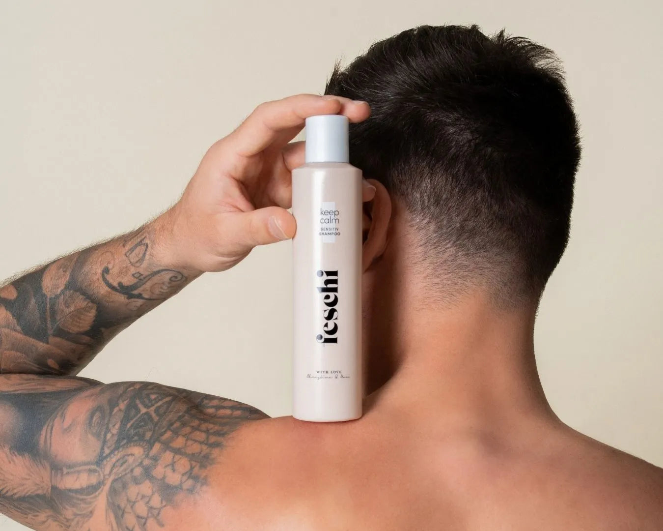 Person von hinten, die das keep calm - Shampoo von feschi auf der Schulter stützt