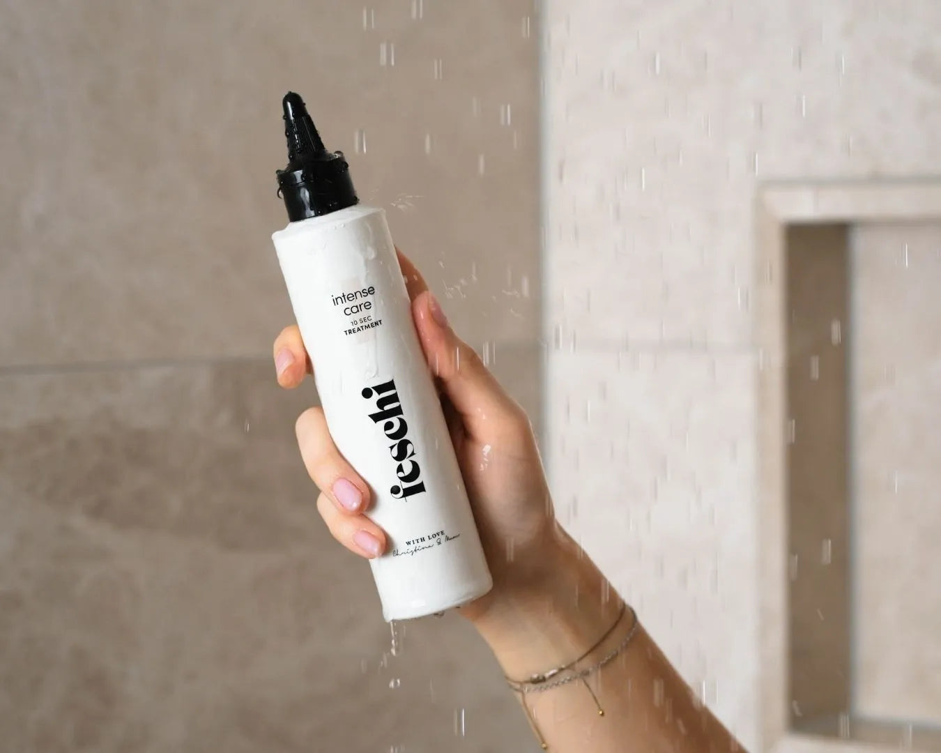 intense care - 10 second treatment von feschi wird unter einen Wasserstrahl in der Dusche gehalten