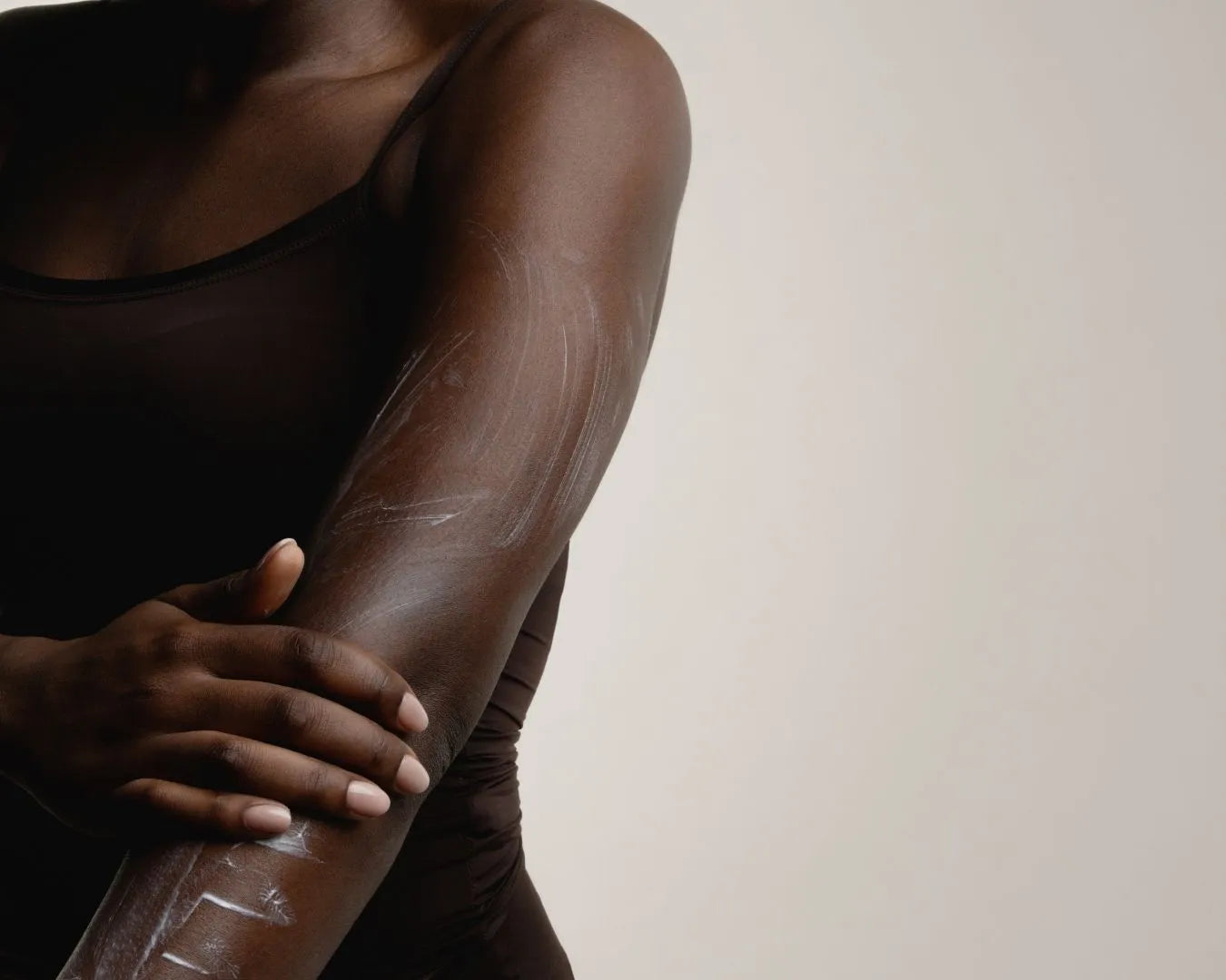Person cremt sich mit der feschi Body Lotion ein