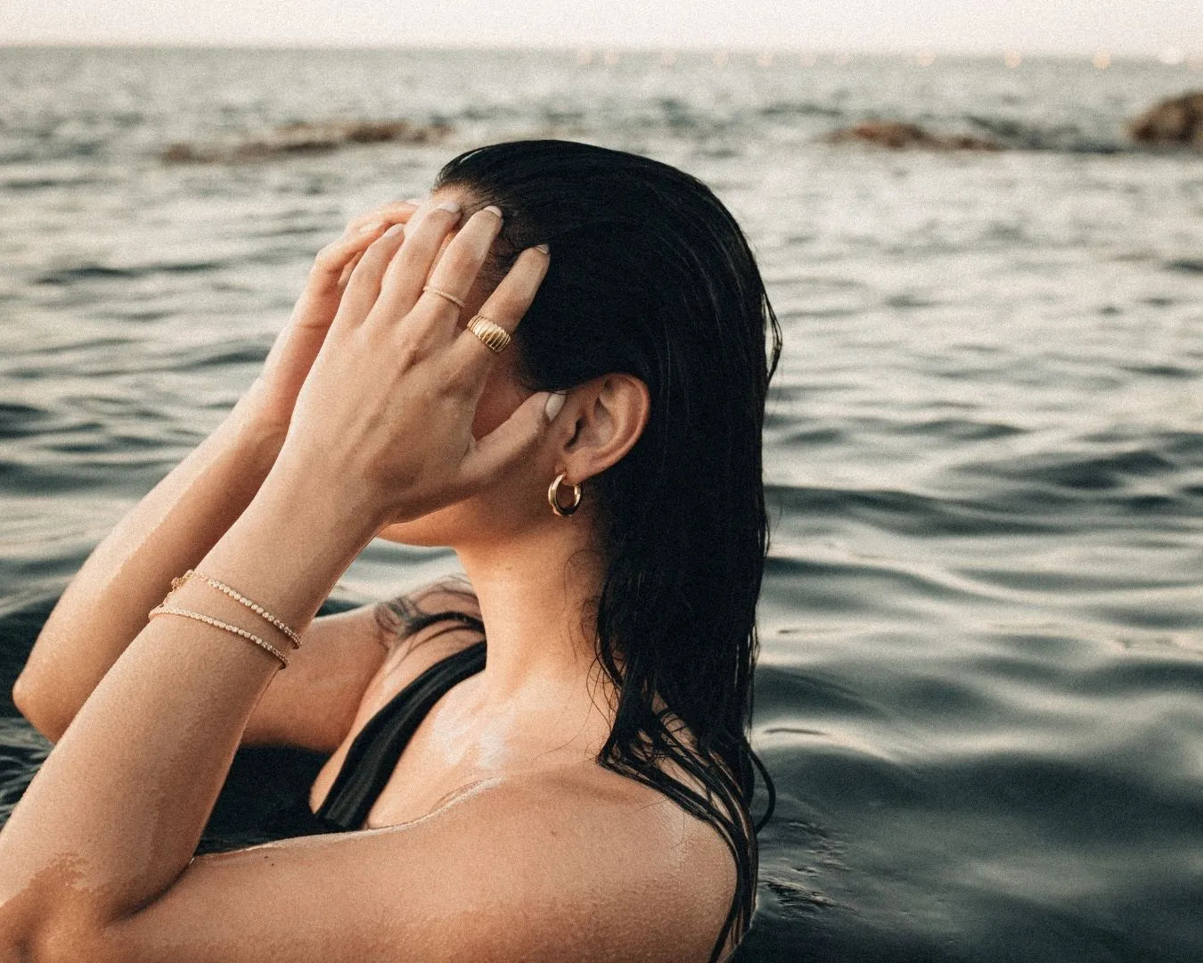 Frau im Meer mit nassen Haaren