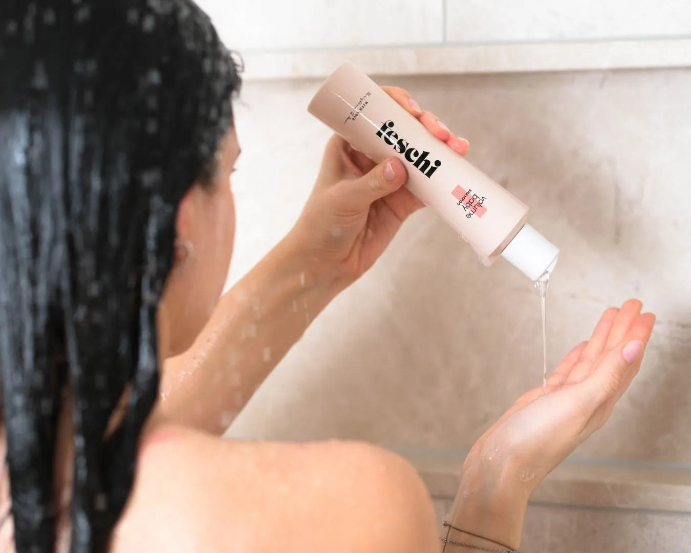 Volumen Shampoo von feschi wird in Hand geleert